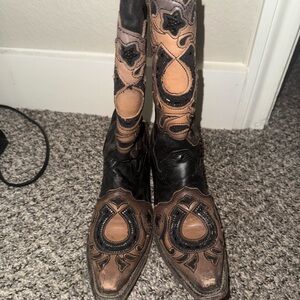 Western Women boots
Perfect for upcoming Rodeo Fairs .